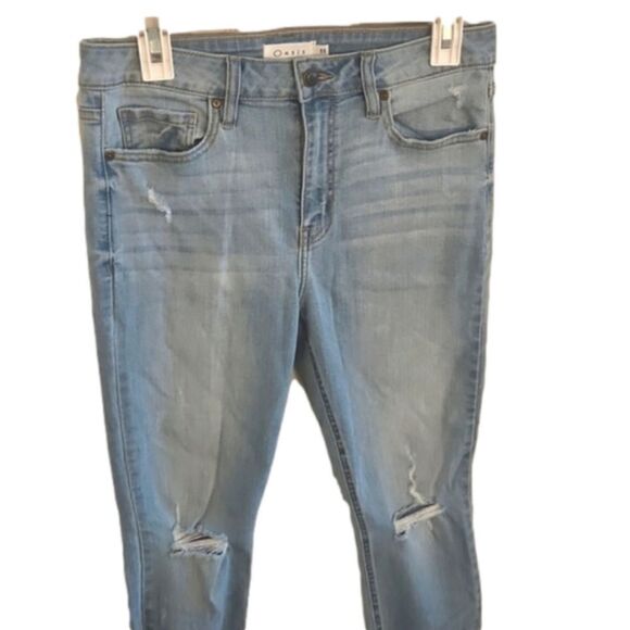 𝅺Juniors Oasis by Eunina cropped distressed lightwash jeans size 11 - Picture 3 of 9